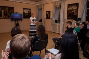 Спикер выступает перед группой людей